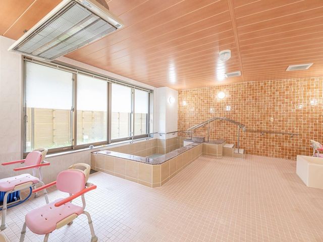 浴室 浴室は、バリアフリー対応です。暖房設備もついており、急激な温度変化でお身体に影響を与える心配がありません。