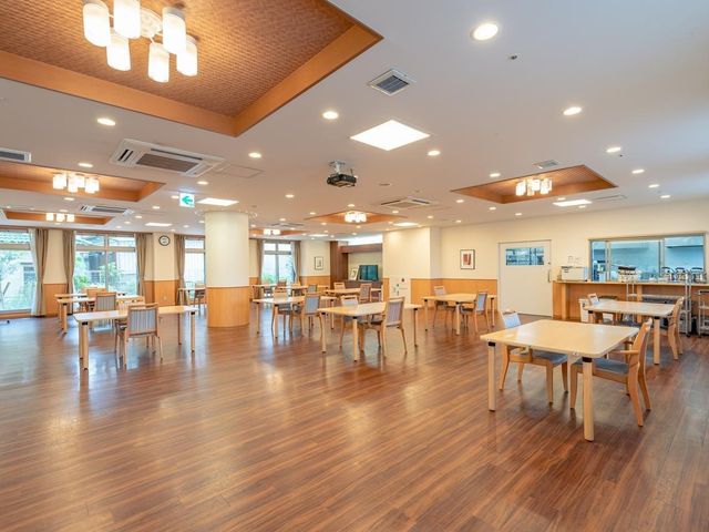 多機能なバリアフリー浴室 食堂兼機能訓練スペース 全員が集まれる食堂は、明るく開放的な空間です。レクリエーションや季節ごとのイベント（夏祭りやクリスマス会など）でも使っており施設内でも一番賑やかな場所です。