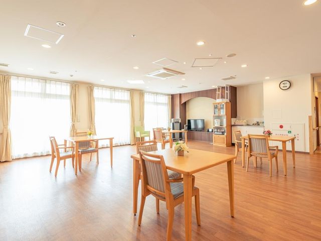 明るい共用ダイニング リビング リビングは、お茶やおやつのご提供時や、レクリエーションの際にお集まりいただく場所です。TVがあり、交流の場として、ご自宅のリビングのようにお使いいただけます。