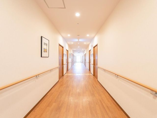 廊下 施設内の廊下は、車いす同士でもすれ違えるほどの広さです。適切な高さに手すりを設置しており、歩行移動をサポートいたします。