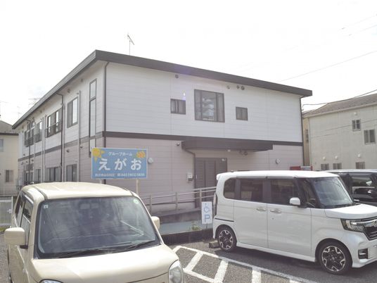 シンプルな建物の外観