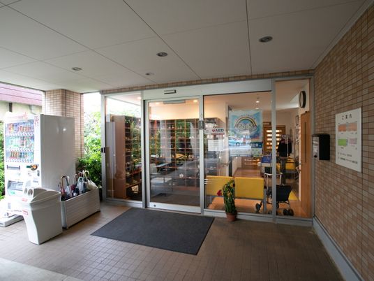 エントランスの広い開口部