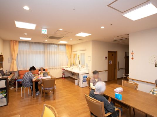 明るい共有ダイニング
