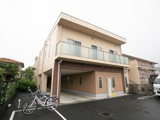 明るい外観の建物エントランス