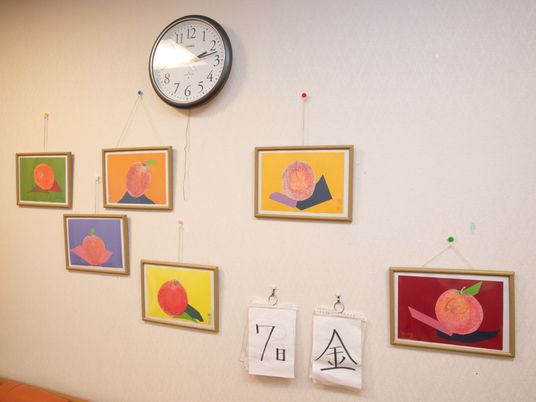 壁に掛けられた絵画と時計