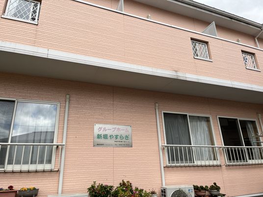 ピンクの壁の建物外観