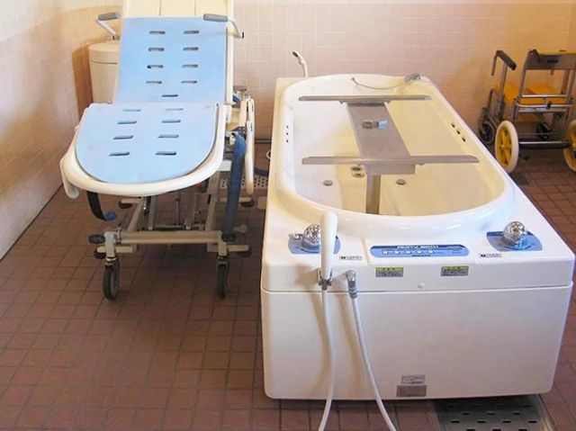浴槽と入浴補助椅子の浴室  