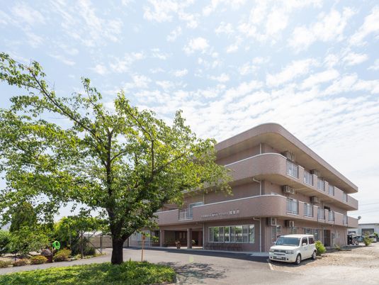 桜の木と建物の外観