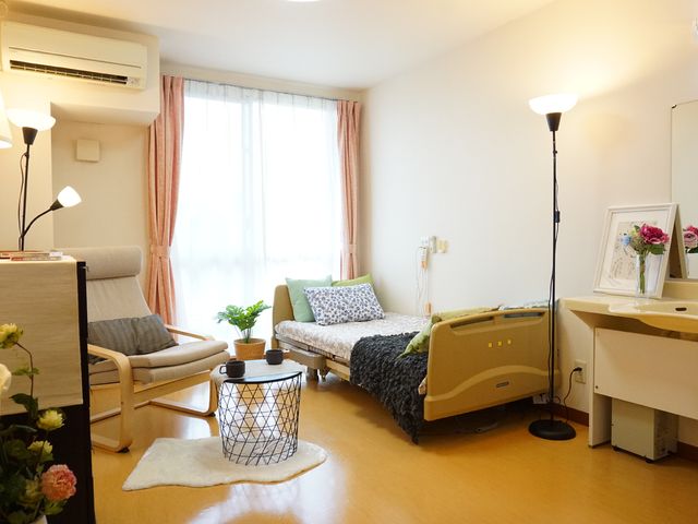 居心地の良い居室 居室 ゆとりを感じさせる落ち着いた雰囲気の部屋です。個々のライフスタイルに合わせた家具配置で、快適な日々を過ごせます。