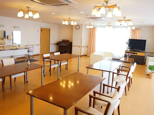 共用スペースの暖かい雰囲気 ダイニング 明るく広々とした食堂では、共に過ごす時間が穏やかな対話と安らぎを提供します。テレビやピアノがあり、様々な娯楽も満喫できる空間です。