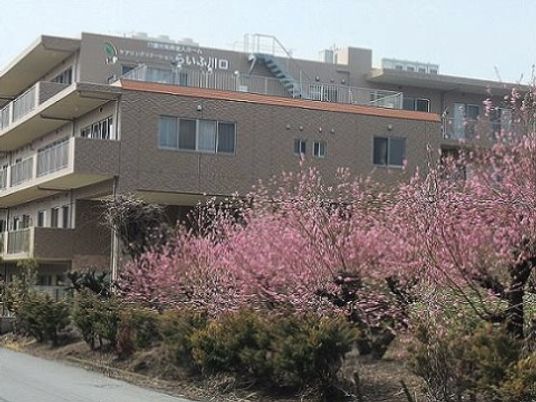 春めく施設の外観