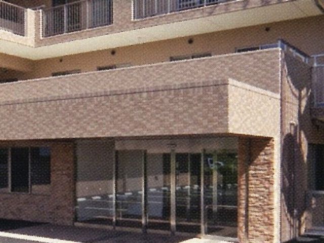 入口が広い建物エントランス 外観 入口の広々としたエントランスは、明るく開放的な雰囲気を提供しており、皆さんの新しい職場への第一歩を心地よく迎えます。