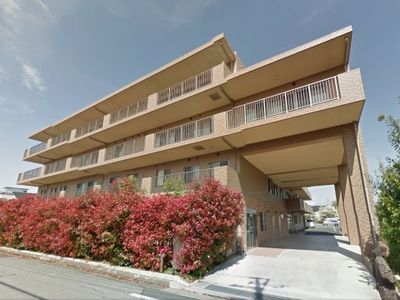 赤い花が咲く建物の外観