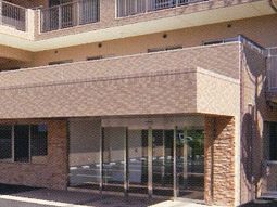 明るいエントランスの外観