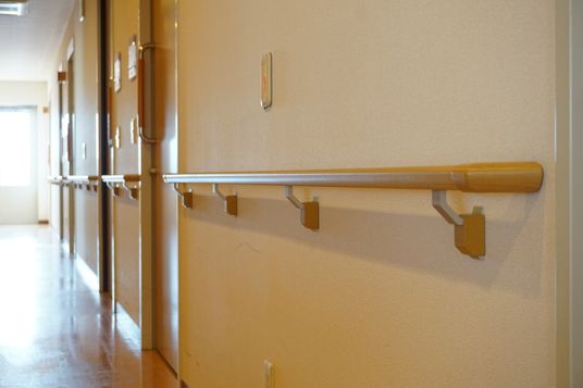廊下の手すりとドア