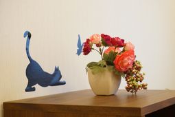 猫のシルエットと花瓶