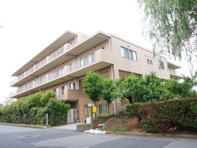 多階層の建物外観 外観 清潔感のある落ち着いた色合いの外観です。周囲には緑が豊かに植えられ、心地よい環境が保たれています。
