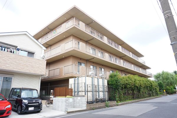 多階層の建物外観