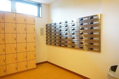 明るい廊下の郵便受け