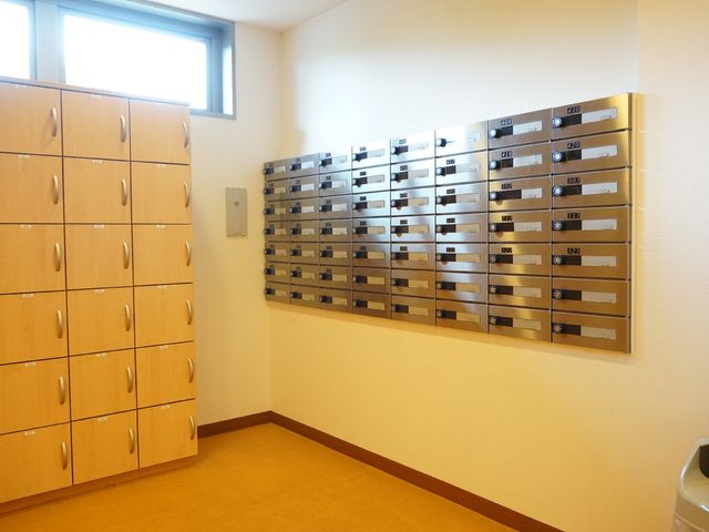 明るい廊下の郵便受け 玄関 きれいに整理された郵便受けが一列に並び、清潔感のあふれる廊下が望まれます。個々のスペースが尊重された環境で、快適にお仕事を始められるでしょう。