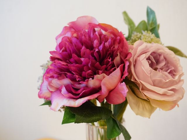 カラフルな花束 展示物 リビングのテーブルを彩る、鮮やかな花束が心を和ませてくれます。毎日の生活に彩りを添える、温かい気配りが感じられます。