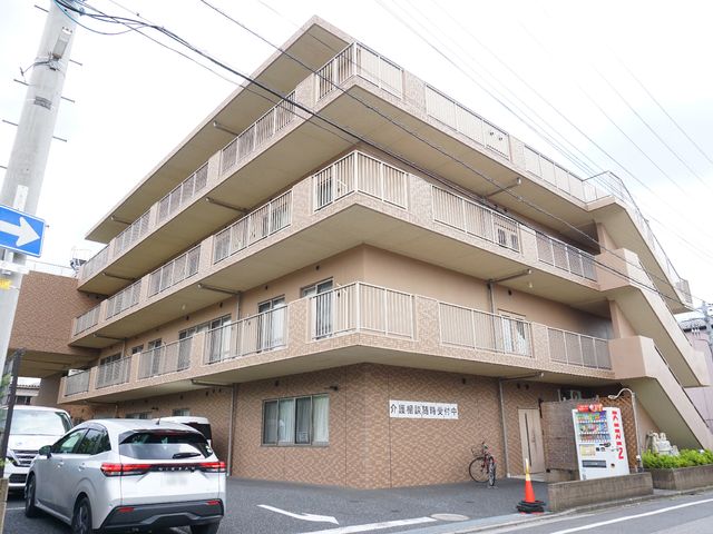 多階層の建物外観 外観 落ち着いた色合いの建物は、周囲の街並みに調和しながらも、しっかりとした存在感を放っています。複数階にわたるこの建物には、様々な空間と可能性が広がっており、働く環境としても期待が高まります。