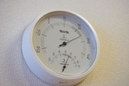 温湿度計のクローズアップ
