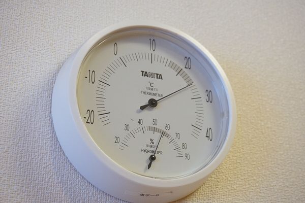 温湿度計のクローズアップ