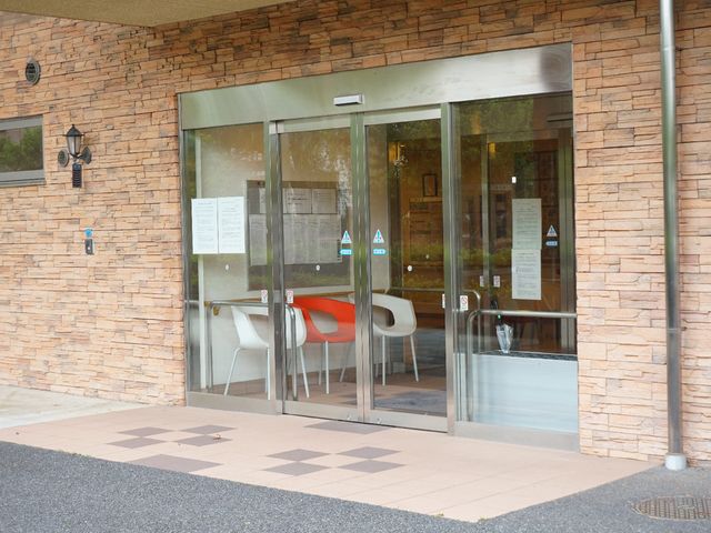 エントランスの外観 玄関 自動扉を備えた清潔感のあふれるエントランスです。待合にはモダンな椅子が並び、来場者をお迎えします。