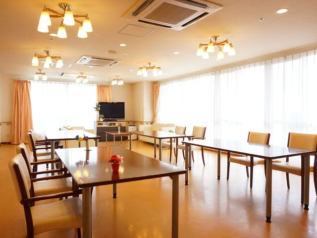 明るいダイニングの一角 ダイニング 広々とした食堂は自然光が差し込む温もりのある空間です。共に時を過ごす人々の和やかな交流の場となっています。