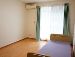 清潔な部屋とベッド