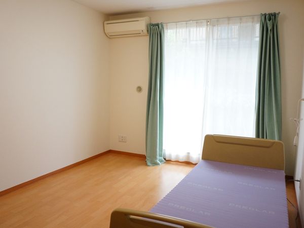 清潔な部屋とベッド