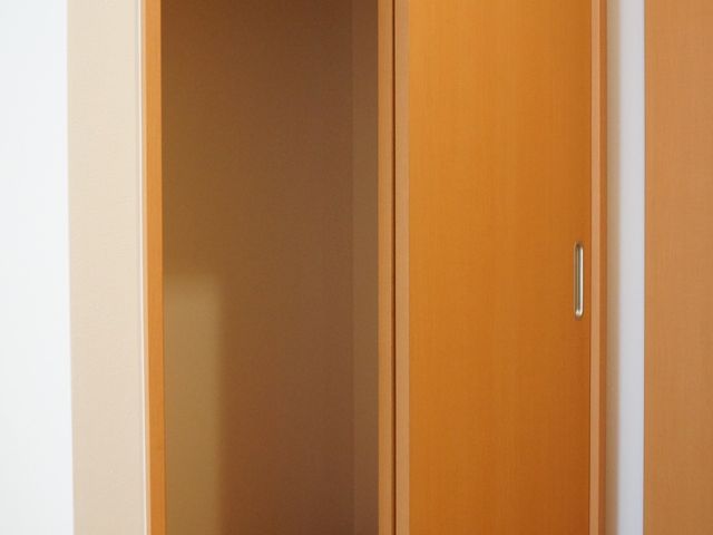 収納便利なクローゼット 収納庫 広々とした造りのクローゼットがあり、共有スペースへの移動も快適です。お部屋の整理整頓に便利な収納スペースをご利用いただけます。