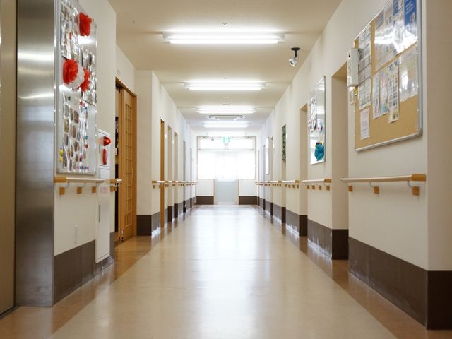 広々とした清潔な廊下 通路 明るく開放的な廊下は、見通しが良く、安全に移動できるよう配慮されています。手すりも整っており、どなたでも快適に過ごせる工夫が施されています。