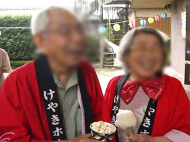 お祭りを楽しむ様子 エントランス 入居者が和やかに集い、楽しいお祭りの雰囲気を感じることができる場になっています。