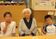 家族と共に団らんする場面