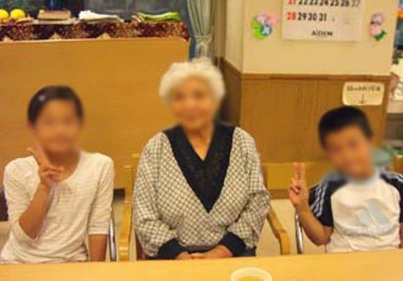 家族と共に団らんする場面