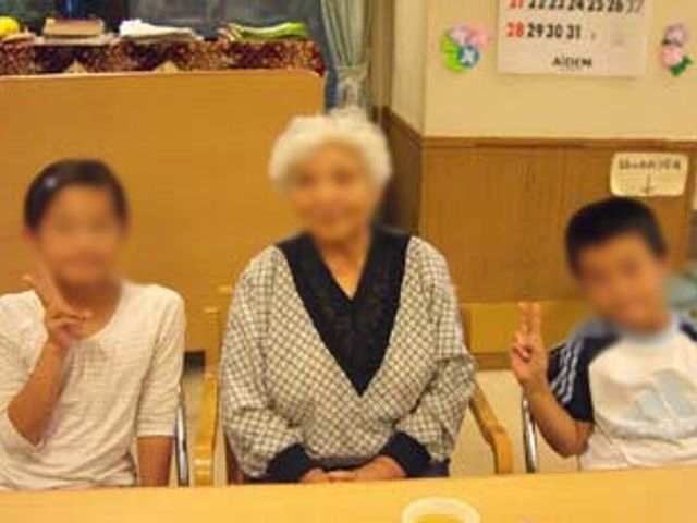 家族と共に団らんする場面 ラウンジ 多世代が集い、自然な笑顔が生まれるひととき。家庭的な雰囲気で心温まる交流ができます。