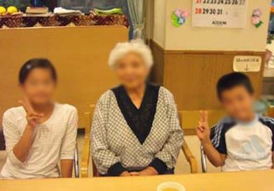 家族と共に団らんする場面