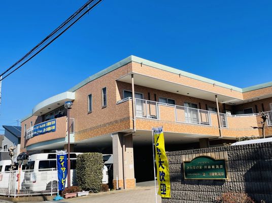 二階建ての建物外観  