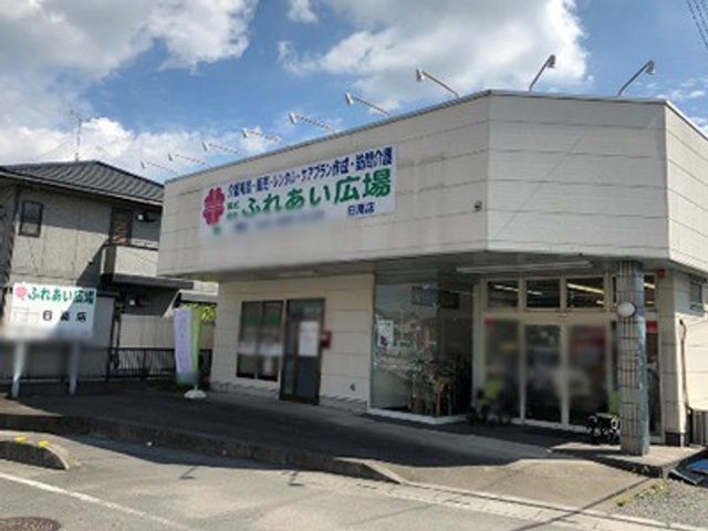 看板のある建物 看板 入口近くに看板が設置されており、建物の特徴が一目でわかります。ここで働くことを考える方へ案内されやすい施設です。