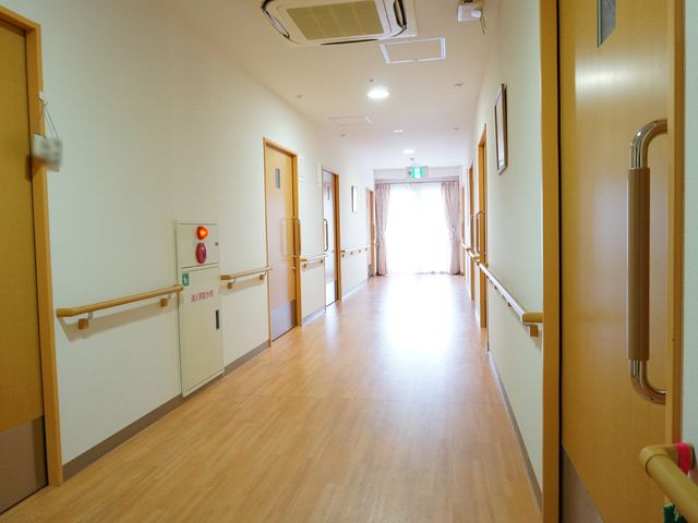 廊下の安全設計 廊下 手すりが備わった明るく清潔な廊下は、日々の生活に安心と快適さを提供します。利用者の方々が快適に過ごせる環境が整っております。
