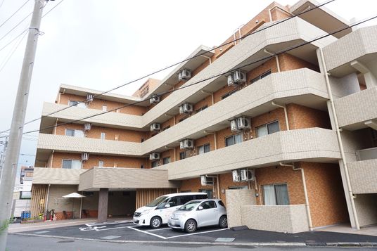 多階層の建物外観