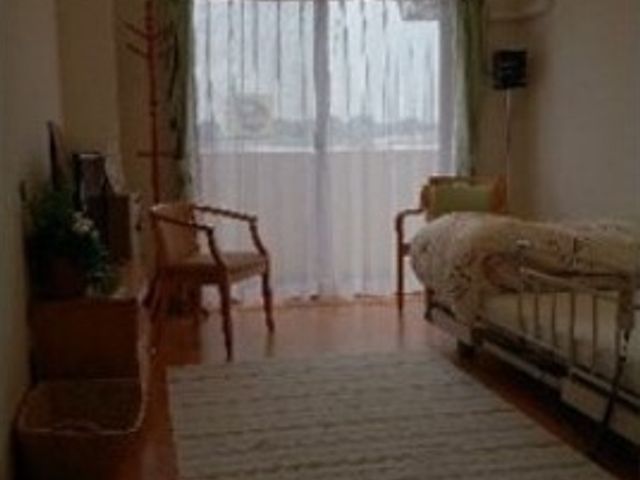居心地の良い居室空間 居室 ゆとりのある居室は、温かみのある色合いでまとめられ、大きな窓から自然光がたっぷりと入ります。個々のニーズを尊重した家具配置で快適な時間を過ごせそうです。