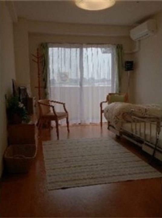 居室の床にはじゅうたんが敷かれており、寒い時期には床の冷たさが伝わりにくく快適に過ごすことができる。