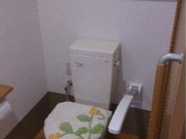 手すり付きトイレ トイレ 手すり付きで広々としたトイレは、安全に配慮した使いやすい設計です。清潔感のある環境で快適にお過ごしいただけます。