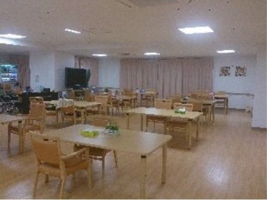 共有スペースは食堂としての機能のほかに、テーブル等を移動させて施設内の行事などで使用することもできる。