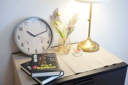 居室の時計と装飾品