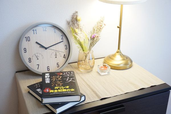 居室の時計と装飾品