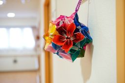 カラフルな壁掛けオブジェ